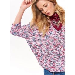 LUŹNY SWETER DAMSKI. Różowe swetry oversize damskie marki Top Secret, na lato, w kolorowe wzory, z dzianiny. Za 99,99 zł.