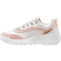 Dune London ESMARELDA Sneakersy niskie blush metallic. Różowe trampki i tenisówki damskie marki Dune London, bez wzorów, z poliesteru, bez zapięcia. Za 669,00 zł.
