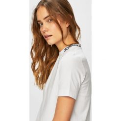 Calvin Klein Jeans - Top. Białe bluzki damskie Calvin Klein Jeans, s, bez wzorów, z bawełny, z okrągłym kołnierzem. W wyprzedaży za 119,90 zł.