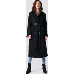 NA-KD Trend Płaszcz z paskiem - Black. Czarne płaszcze damskie marki NA-KD Trend, w paski. Za 445,95 zł.