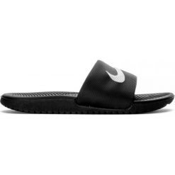 KLAPKI KAWA SLIDE (GS). Czarne klapki damskie Nike, w paski, z syntetyku, bez obcasa. Za 119,99 zł.