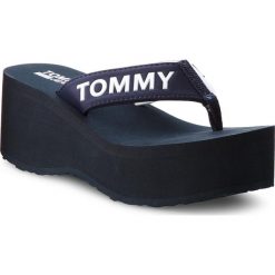 Japonki TOMMY JEANS - Retro Beach Sandal EN0EN00319 Black Iris 431. Niebieskie klapki damskie Tommy Jeans, bez wzorów, z jeansu, bez obcasa, na obcasie. W wyprzedaży za 169,00 zł.