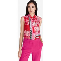 Versace Jeans Bluzka Czerwony. Czerwone bluzki damskie Versace Jeans, s, bez wzorów, z jedwabiu, bez kołnierzyka, bez rękawów. Za 1594,95 zł.