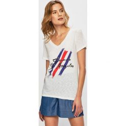 Guess Jeans - Top. Białe topy damskie Guess Jeans, s, z nadrukiem, z poliesteru, bez kołnierzyka, z krótkim rękawem. Za 219,90 zł.