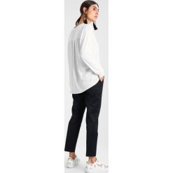 Swetry klasyczne damskie: Marc O’Polo DENIM BLOUSE PATCH Sweter white