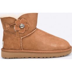 UGG - Botki W Mini Bailey Button Poppy. Brązowe botki damskie na obcasie marki Ugg, z materiału. W wyprzedaży za 629,90 zł.