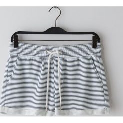 Krótkie szorty - Biały. Białe szorty damskie Cropp, s, bez wzorów. W wyprzedaży za 27,99 zł.