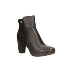 Botki Karino BOTKI 1088/003-F. Czarne botki damskie marki Karino, bez obcasa, bez zapięcia. Za 129,99 zł.