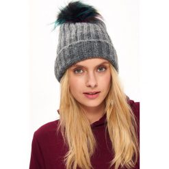 CZAPKA DAMSKA Z POMPONEM. Szare czapki damskie marki TROLL, z dzianiny. W wyprzedaży za 19,99 zł.