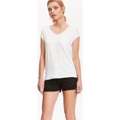 T-SHIRT DAMSKI BIAŁY Z OZDOBNĄ CEKINOWĄ KIESZENIĄ. Białe t-shirty damskie marki Top Secret, z aplikacjami, z asymetrycznym kołnierzem. W wyprzedaży za 24,99 zł.