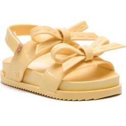Sandały MELISSA - Mini Melissa Cosmic Sandal + J 32463 Yellow 50886. Żółte sandały dziewczęce Melissa, z tworzywa sztucznego, bez zapięcia. W wyprzedaży za 219,00 zł.