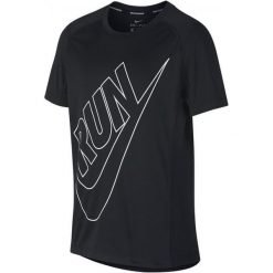 Nike Koszulka B Nk Dry Top Ss Miler Gfx Black S. Czarne t-shirty chłopięce marki Nike, z tkaniny. Za 105,00 zł.
