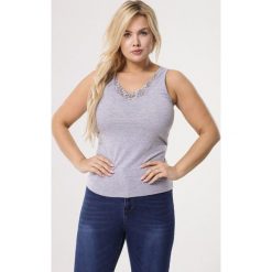 Szara Koszulka Hardiness. Szare koszulki damskie Born2be, xl, w koronkowe wzory, z dzianiny, bez kołnierzyka. Za 19,99 zł.