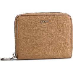 Duży Portfel Damski DKNY - Lg Zip Around R831A656 Latte LAT. Brązowe portfele damskie DKNY, bez wzorów, ze skóry. W wyprzedaży za 329,00 zł.