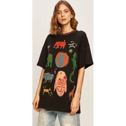 Desigual - T-shirt. Czarne bluzki damskie Desigual, s, z nadrukiem, z bawełny, casualowe, z okrągłym kołnierzem. W wyprzedaży za 179,90 zł.