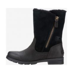 Sorel Emelie™ Kozaki Czarny. Czarne kozaki damskie Sorel, ze skóry, bez obcasa, bez zapięcia. Za 826,95 zł.