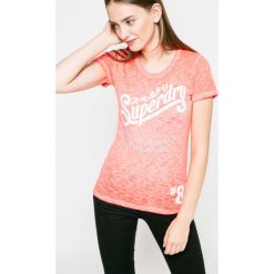 Superdry - Top. Pomarańczowe bluzki damskie Superdry, s, z nadrukiem, z bawełny, casualowe, z okrągłym kołnierzem, z krótkim rękawem. W wyprzedaży za 59,90 zł.