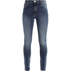 Tommy Jeans HIGH RISE SKINNY SANTANA Jeans Skinny Fit vermont mid blue stretch. Niebieskie jeansy damskie marki Tommy Jeans, z bawełny. W wyprzedaży za 359,20 zł.
