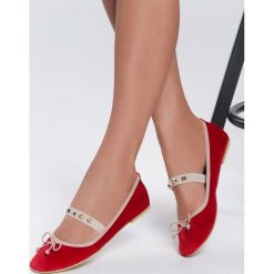 Czerwone Baleriny Chatoyant. Czerwone baleriny damskie Renee, w paski, z weluru, bez obcasa, na płaskiej podeszwie. Za 29,99 zł.