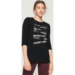 Bluzka z nadrukiem - Czarny. Czarne bluzki damskie Sinsay, s, z nadrukiem, bez kołnierzyka, bez rękawów. Za 24,99 zł.