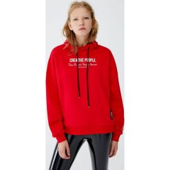 Kolorowa bluza z napisem. Czerwone bluzy damskie marki Pull&Bear, z napisami. Za 99,90 zł.
