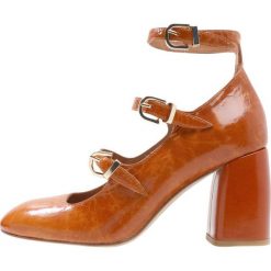MIISTA MARY Szpilki walnut. Brązowe czółenka marki MIISTA, z materiału, na szpilce. W wyprzedaży za 664,30 zł.