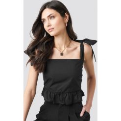 NA-KD Boho Ruffle Hem Crop Top - Black. Czarne topy damskie marki NA-KD Boho, w paski, z falbankami. Za 121,95 zł.