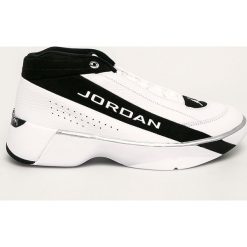 Jordan - Buty TEAM SHOWCASE. Czerwone sneakersy męskie Jordan, z okrągłym noskiem, na sznurówki. W wyprzedaży za 499,90 zł.
