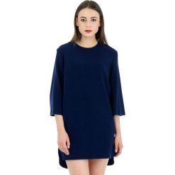 Sukienka w kolorze granatowym. Niebieskie sukienki damskie Deni Cler, bez wzorów, z denimu, z okrągłym kołnierzem, bez rękawów. W wyprzedaży za 389,95 zł.