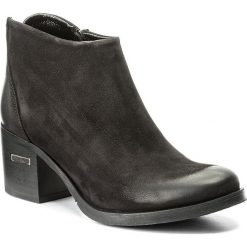 Botki CARINII - B3016 360-000-PSK-861. Czarne botki damskie na obcasie Carinii, z materiału. W wyprzedaży za 219,00 zł.