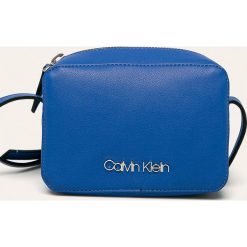 Calvin Klein Jeans - Torebka. Listonoszki damskie Calvin Klein Jeans, w paski, z jeansu, małe, bez dodatków. W wyprzedaży za 239,90 zł.