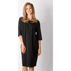 Sukienka w kolorze czarnym. Czarne sukienki damskie Moda na kolor, xs, bez wzorów, bez kołnierzyka, bez rękawów, midi. W wyprzedaży za 124,95 zł.