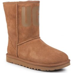 Buty UGG - W Classic Short Ugg Rubber Logo 1108230 Che. Pomarańczowe kozaki damskie Ugg, ze skóry, bez obcasa, bez zapięcia. W wyprzedaży za 669,00 zł.