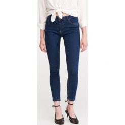Jeansy slim push up - Granatowy. Niebieskie jeansy damskie Reserved. W wyprzedaży za 59,99 zł.