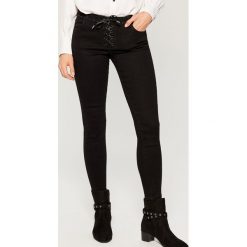 Jeansy skinny fit z wiązaniem - Czarny. Czarne jeansy damskie marki Mohito. Za 139,99 zł.
