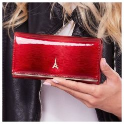 Skórzany portfel damski lakierowany czerwony Paris Design 64003 - Czerwony. Czerwone portfele damskie PARIS DESIGN, bez wzorów, ze skóry. Za 89,99 zł.