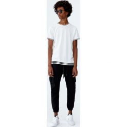 Sweter z kontrastowym obszyciem. Białe swetry klasyczne męskie marki Pull&Bear, m, z kontrastowym kołnierzykiem. Za 79,90 zł.