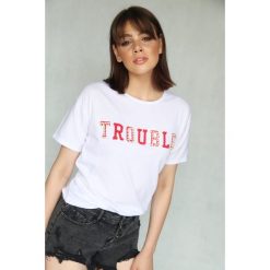 Biały bawełniany tshirt z aplikacją TROUBLE. Białe t-shirty damskie Endoftheday, s, z aplikacjami, z bawełny, eleganckie, bez kołnierzyka. Za 79,00 zł.