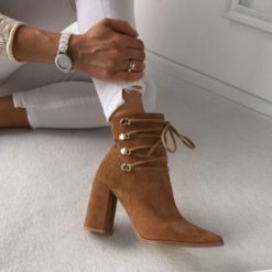 PIĘKNE POLSKIE BOTKI Calzado Queen WŁOSKA SKÓRA METALOWE ZACZEPY ZAMSZ CAMEL. Brązowe botki damskie CALZADO, ze skóry, bez obcasa, bez zapięcia. W wyprzedaży za 369,99 zł.