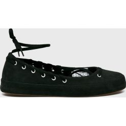 Converse - Baleriny. Czarne baleriny damskie Converse, bez wzorów, ze skóry, bez obcasa. W wyprzedaży za 199,90 zł.