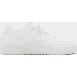 Białe buty sportowe w miejskim stylu. Białe buty sportowe damskie marki Pull & Bear. Za 139,00 zł.