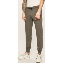 EA7 Emporio Armani - Spodnie. Szare spodnie męskie EA7 Emporio Armani, xl, z nadrukiem, z elastanu. W wyprzedaży za 239,90 zł.