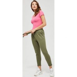 Spodnie dresowe ze ściągaczem. Zielone spodnie damskie Moodo, xl, z bawełny. Za 69,99 zł.