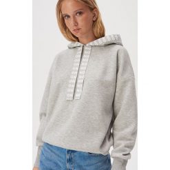 Bluza z lamówką na kapturze - Jasny szary. Szare bluzy damskie Sinsay, s, bez wzorów, bez rękawów, bez kaptura. Za 49,99 zł.