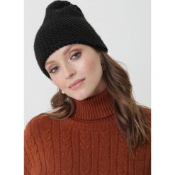 Czarna Czapka Shipley. Czarne czapki damskie Born2be, bez wzorów, z dzianiny. Za 49,99 zł.