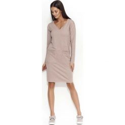 Cappuccino Sukienka Dzianinowa z Nakładanymi Kieszeniami. Szare sukienki dresowe marki bonprix, melanż, z kapturem, z długim rękawem, maxi. Za 112,90 zł.