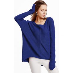 Sweter w kolorze niebieskim. Niebieskie swetry damskie Swetry na chłodne dni, bez wzorów, bez rękawów, bez kaptura. W wyprzedaży za 119,95 zł.