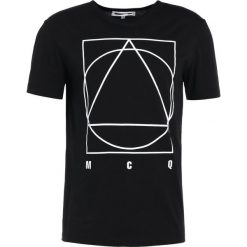 McQ Alexander McQueen Tshirt z nadrukiem darkest black. Czarne koszulki męskie marki McQ Alexander McQueen, xs, z nadrukiem, z bawełny, bez kołnierzyka. Za 459,00 zł.
