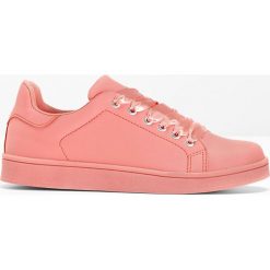 Sneakersy bonprix stary jasnoróżowy. Różowe buty sportowe damskie bonprix, z satyny. Za 89,99 zł.