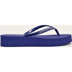 Emporio Armani - Japonki. Czarne klapki damskie Emporio Armani, bez wzorów, z materiału, bez obcasa, na obcasie. Za 279,90 zł.